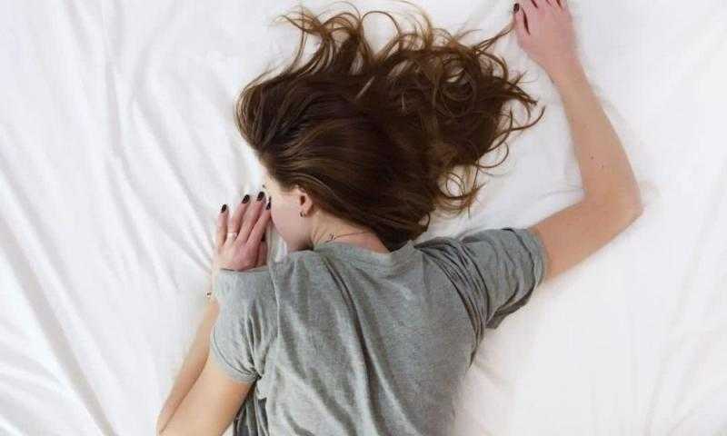 علامات خفية تكشف إهمالك العاطفي في الطفولة