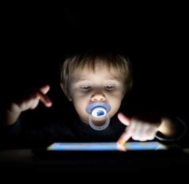 تعفن الدماغ.. ظاهرة رقمية تسرق وعي الأطفال وتحديات الأبوين في العالم الرقمي