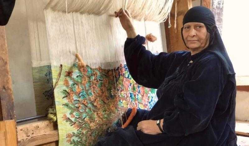 لطفية محمد، فنانة النسيج التي تنسج الطبيعة بخيوط من الإبداع