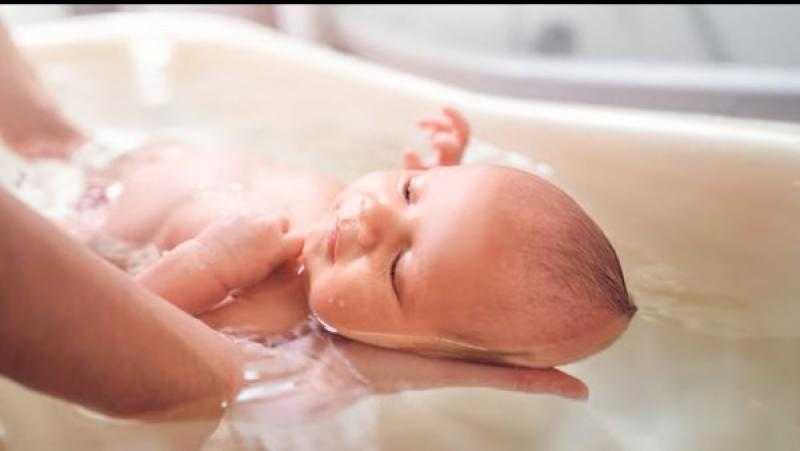 أخطاء شائعة في استحمام الأطفال ونصائح ذهبية لصحة بشرتهم