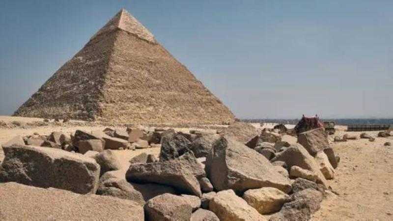 اكتشاف مدينة خفية تحت هرم منقرع، جدل علمي حول تاريخ الأهرامات