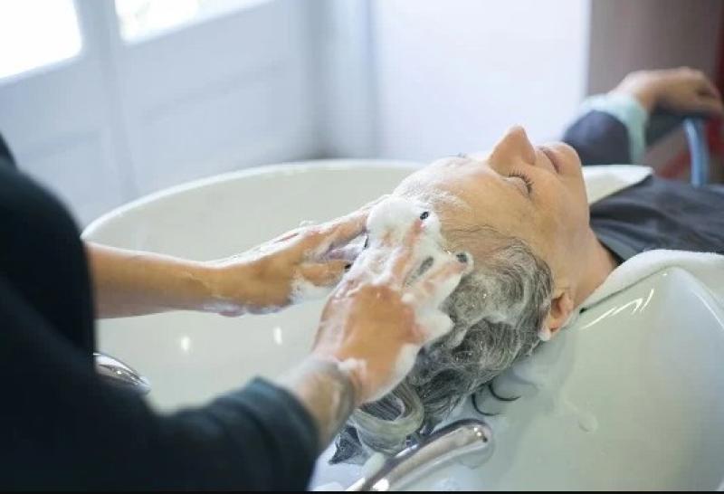في اليوم العالمي للاستحمام.. تعرّف على أبرز الأخطاء الشائعة عند غسل الشعر وكيفية تجنبها
